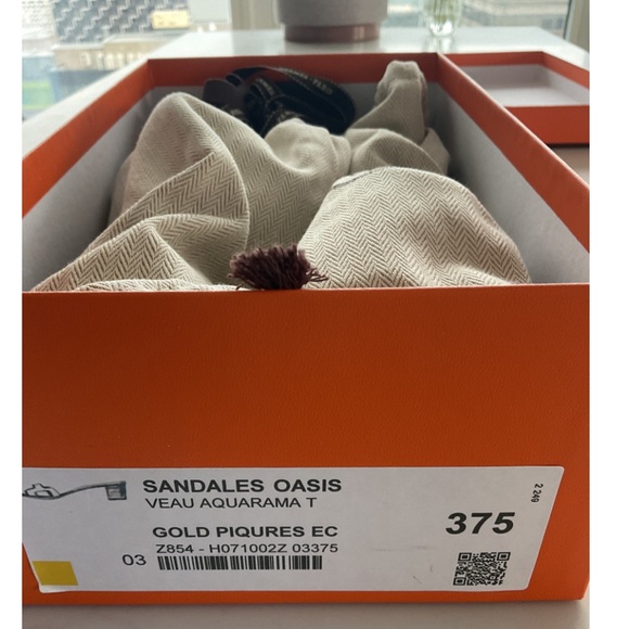 Hermès Oasis Sandals in Gold 37.5 - Picture 5 of 9